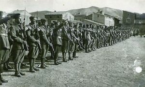 Los primeros soldados italianos, enviados por Mussolini, llegan a para ayudar a las fuerzas franquistas.