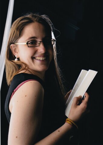 És una filòloga, poeta, dramaturga, traductora i música catalana.