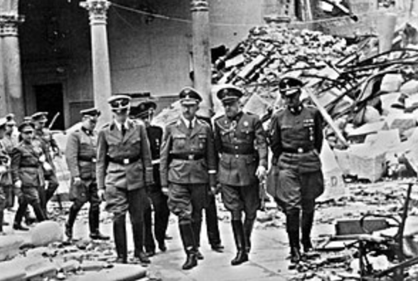 El general Francisco Franco decide destinar una importante parte de sus fuerzas para liberar a los rebeldes asediados en el Alcázar de Toledo. Franco concentra el poder entre los sublevados: es designado generalísimo y jefe del gobierno.