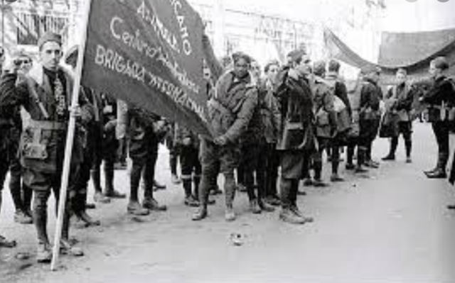 La URSS envía sus primeros equipos de ayuda a los republicanos. Llegan los primeros miembros de las Brigadas Internacionales.