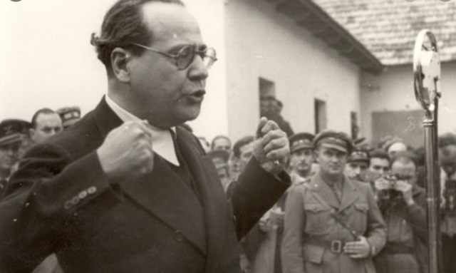 El socialista Juan Negrín sustituye a Largo Caballero al frente del gobierno republicano.