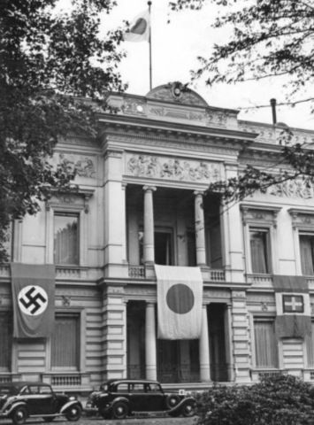 Pacte tripartit (Eix) signat per Alemanya, Itàlia i Japó.