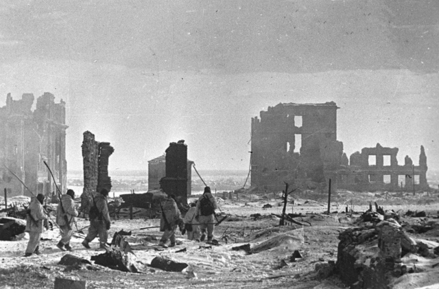 Els alemanys es rendeixen a les tropes russes a Stalingrad en la primera gran derrota dels exèrcits de Hitler.