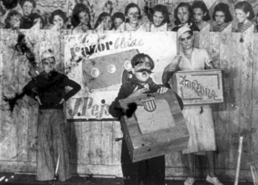 Una delegació de la Creu Roja visita Theresienstadt després que els nazis hagin preparat acuradament el camp i els presos jueus, donant lloc a un informe favorable