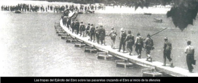 Comienza la batalla del Ebro con el avance republicano.
