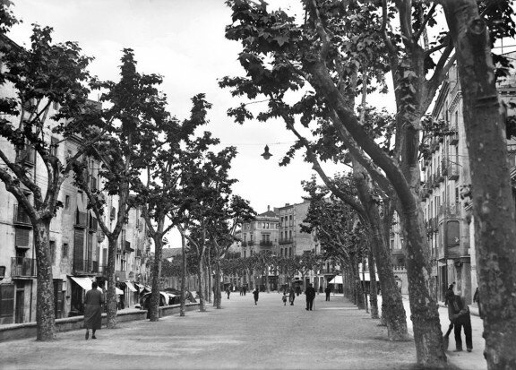 Rambla del Passeig de Vic als anys 40 del segle XX.