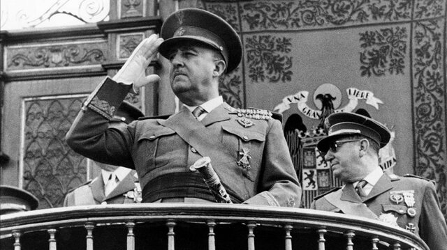 Organización en Salamanca la Junta de defensa Nacional. Franco nombrado generalísimo de los ejércitos y jefe de Estado.