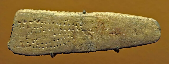 Лунный календарь, выгравированный на кости