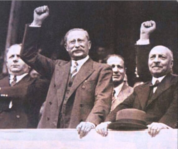 Teoría general de Keynes / Política de intervención económica y social del Frente Popular y Francia