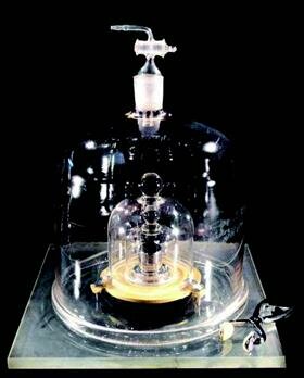 prototipo internacional del metro y otro del kilogramo.