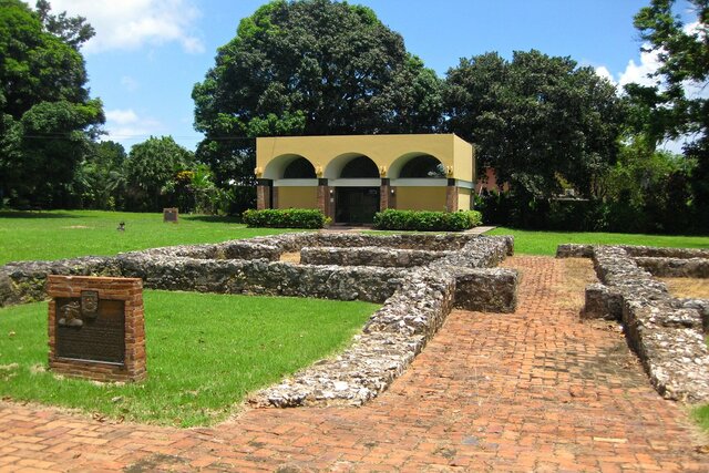 La villa de Caparra se muda para la isleta de San Juan.