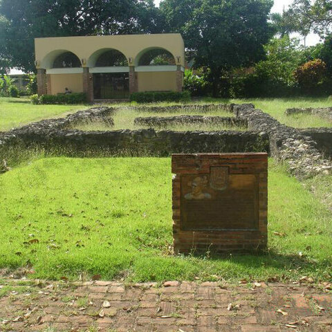 La villa de Caparra se muda para la isleta de San Juan.