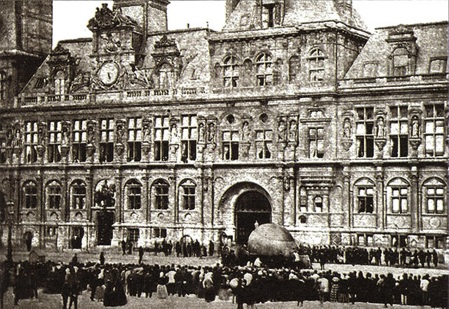 Landing outside at the Hôtel de Ville