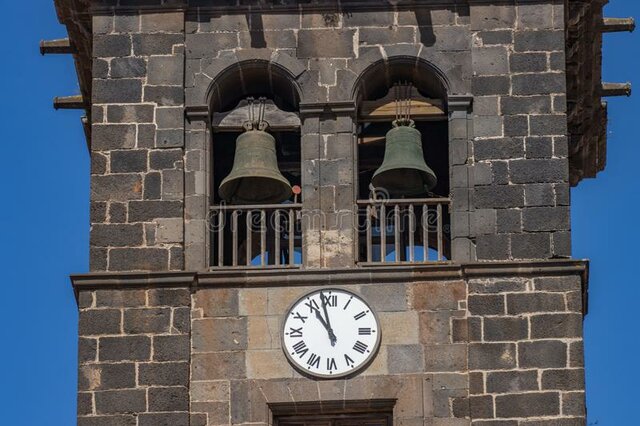 el primer reloj mecánico con campanas