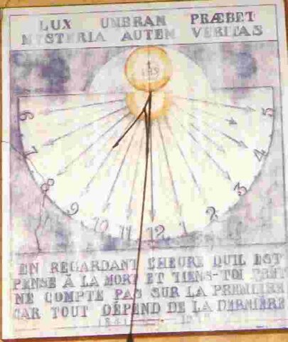 reloj mecánico que proporciona la hora solar