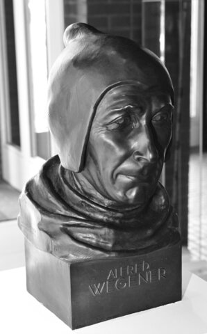 Alfred Wegener expone su teoría de la Deriva Continental