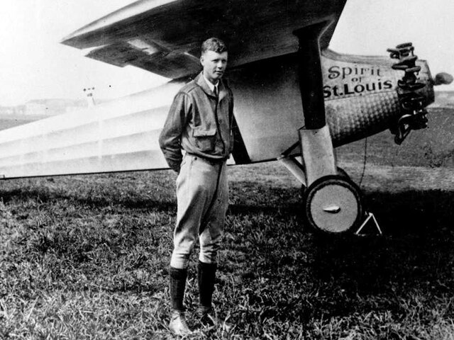 Primer vuelo sobre el océano Atlántico sin escalas: Charles Lindbergh.