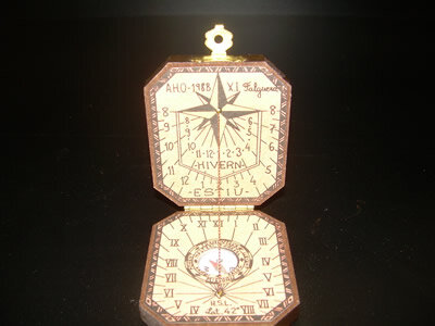 reloj mecanico que proporciona la hora solar