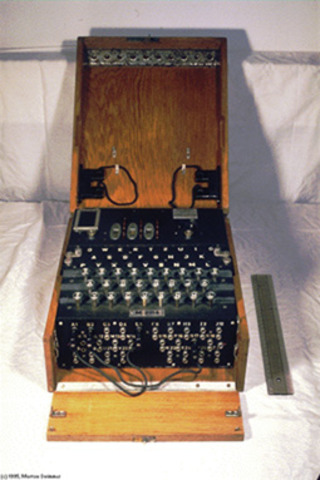 Inici de la teoría de la computabilitat amb la descripció de la máquina de Turing.