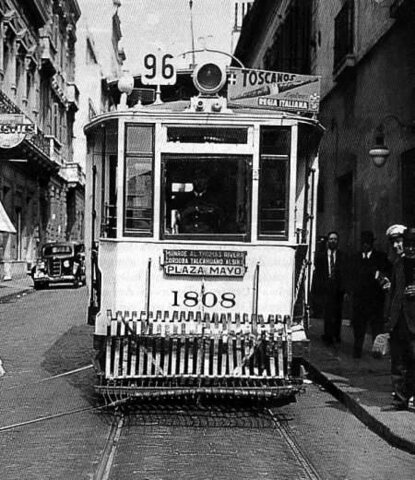 Aparición de tranvía eléctrica