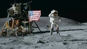 Hombre llega a la luna