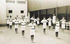 EN LOS AÑOS 1884 SE DESIGNÓ LA GIMNASTIA OBLIGATORIA .