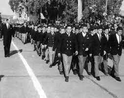 CONCEPTO MARCIAL DE LA EDUCACIÓN FISICA: con la llegada del gobierno defacto en Argentina la educación fisica es militarizada, es vista como diciplina social. Esto se da hasta 1983.