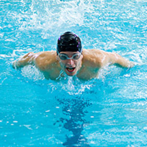 teachs herself how to swim