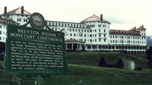 Nace el sistema financiero conocido como Bretton Woods y Se creó el Fondo Monetario Internacional