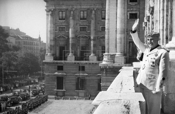 Franco nombrado generalísimo de los ejércitos y jefe de Estado.