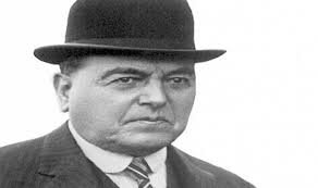 Asume a la presidencia Hipólito Yrigoyen.