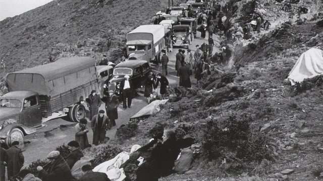 Se exilia a Francia con su madre