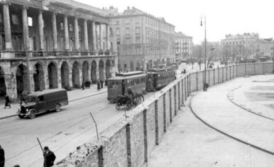 Primera resistència dels jueus al gueto de Varsòvia.