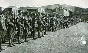 Los primeros soldados italianos, enviados por Mussolini, llegan a para ayudar a las fuerzas franquistas