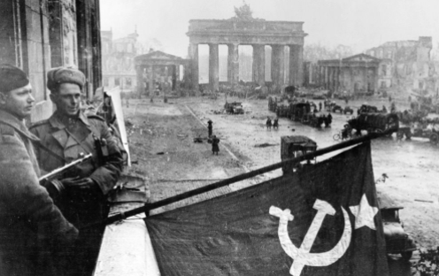 Les tropes russes arriben a Berlín.