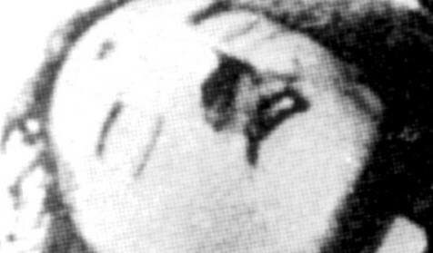 Hitler es suïcida en el seu búnquer