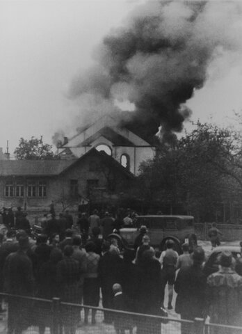 LA NIT DELS VIDRES TRENCATS