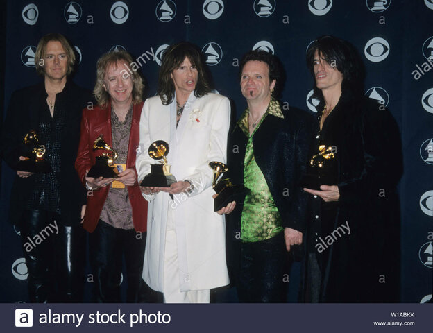 Guanya el primer Grammy de 4 per la millor Actuació musical.