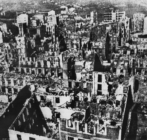 La ciudad vasca de Guernica sufre un brutal bombardeo el día 26 a cargo de la Legión Cóndor.