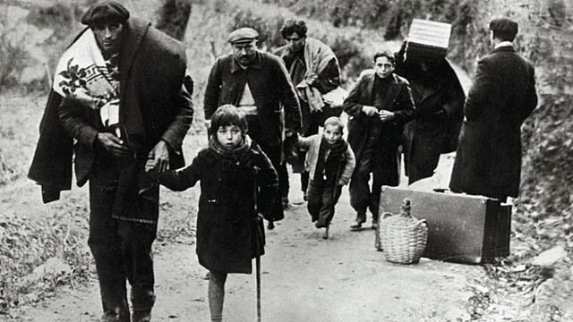 Miles de refugiados y el propio gobierno republicano cruzan la frontera francesa; los franquistas conquistan el resto de Cataluña.
