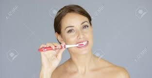 Elle se brosse les dents à 6h55