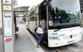 Elle prend le bus à 7h et demie