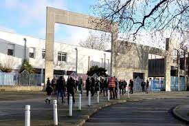 Elle arrive au lycée à 8 heures moins dix