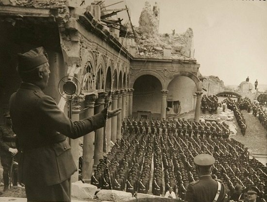 El general Francisco Franco decide destinar una importante parte de sus fuerzas para liberar a los rebeldes asediados en el Alcázar de Toledo. Franco concentra el poder entre los sublevados: es designado generalísimo y jefe del gobierno.