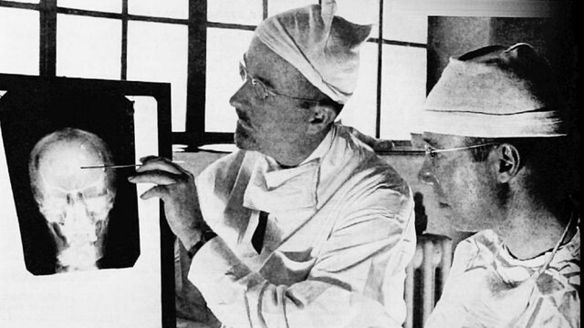 Se empieza a practicar la lobotomía en humanos(Walter Freeman)