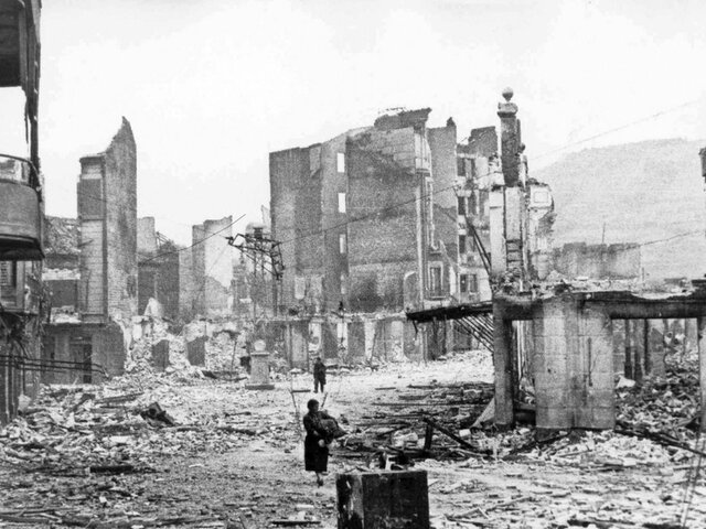 La ciudad vasca de Guernica sufre un brutal bombardeo el día 26 a cargo de la Legión Cóndor.