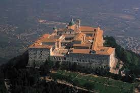 Benedetto fonda il monastero di Montecassino