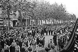 LUCHAN ENTRE SÍ EN BARCELONA DISTINTAS FUERZAS REPUBLICANAS ENFRENTADAS A CAUSA DE LA PRIMACIA DE LA REVOLUCIÓN O LA ORGANIZACIÓN MILITAR.