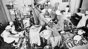 Barnard efectúa el primer trasplante de corazón.