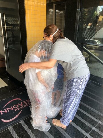 Priscila levou os netos para visitar os avós na casa deles